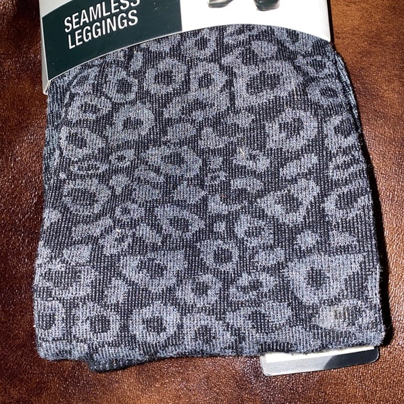 🦋Brand new seamless leggings! - Picture 3 of 6